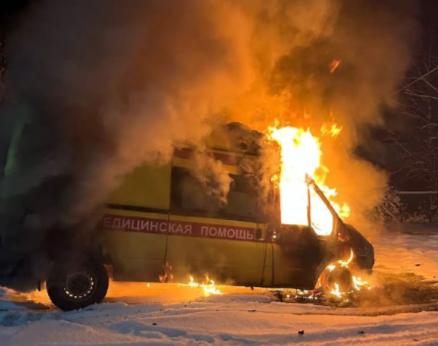 Машина скорой помощи сгорела полностью на юге Карелии