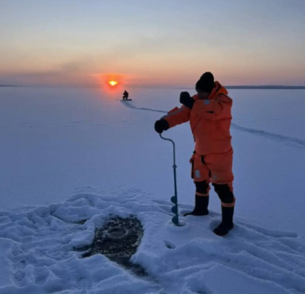 Спасатели предупредили рыбаков об опасности тонкого льда на Онежском озере