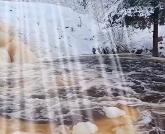 Узнали, как укладывается спать водопад-бунтарь в Карелии