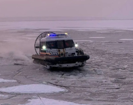 Спасатели эвакуировали четырех человек с неисправной аэролодки в Кондопожской губе