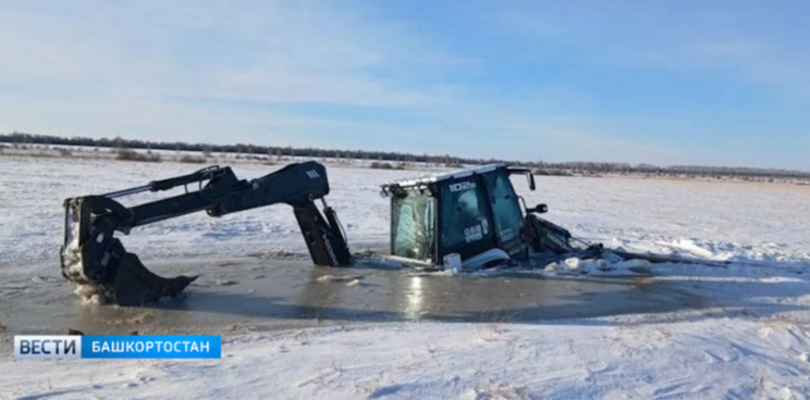 Три трактора друг за другом провалились под лед в Башкирии