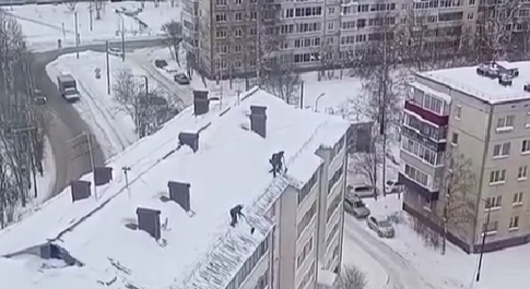 Работники без страховки чистили многоэтажки от снега в Петрозаводске