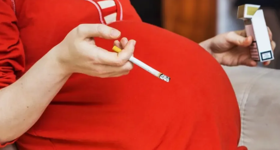 «А малыш дышит дымом»: курящих на этажах пациенток призвали к совести в Перинатальном центре Петрозаводска