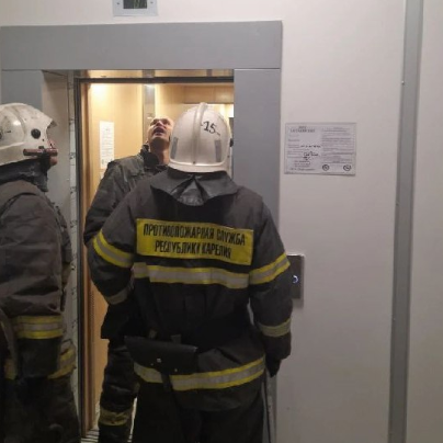 Спасатели достали из лифта семерых школьников