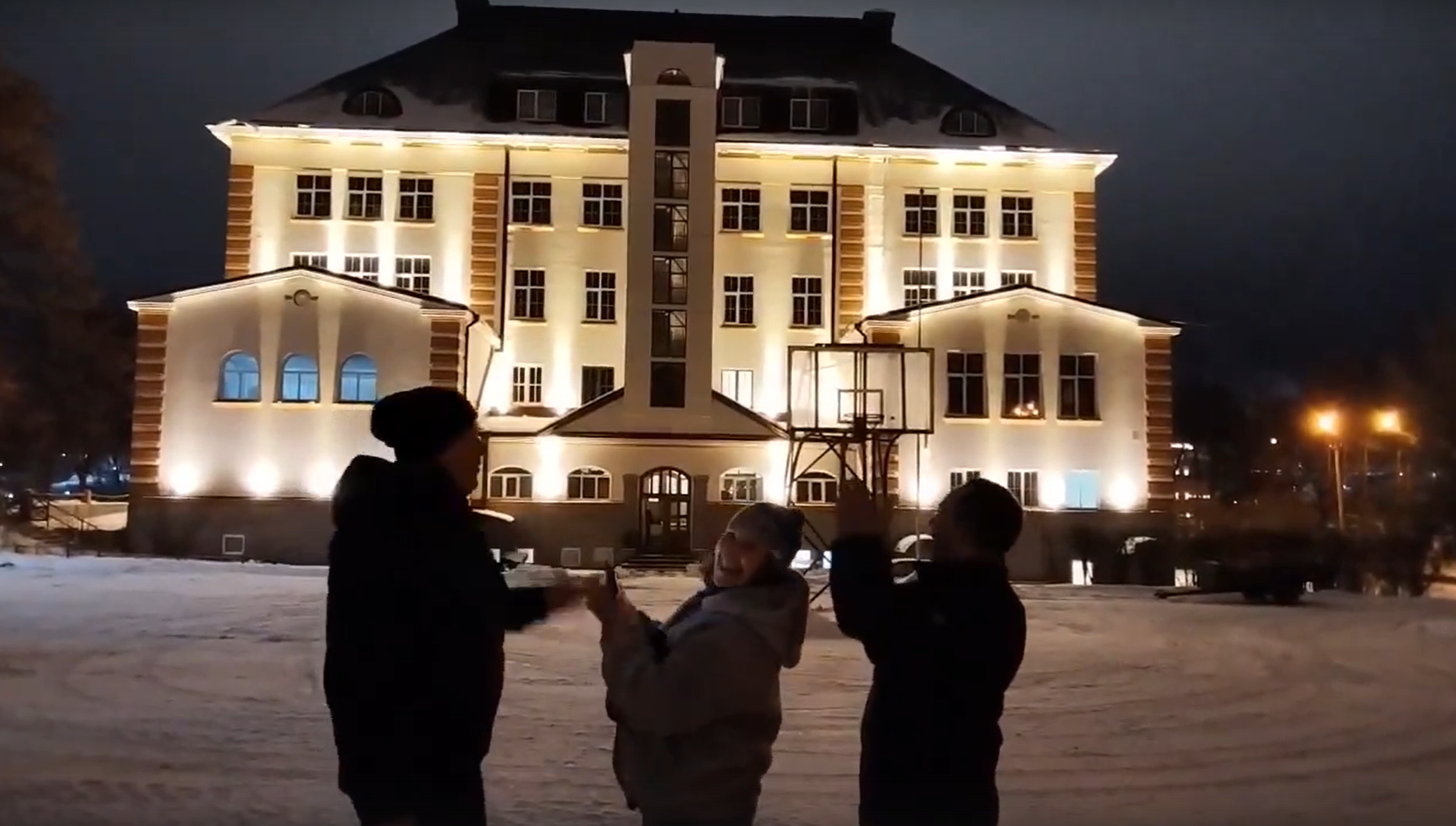 Фасад школы № 1 в Сортавале заиграл новой подсветкой