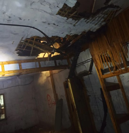 Возгорание в бесхозном здании Чупы ликвидировали за два часа