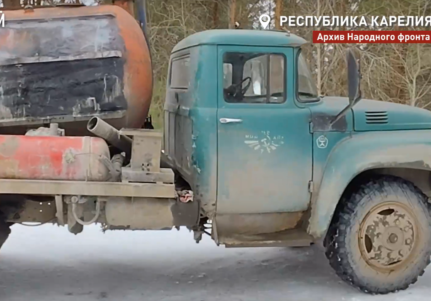 В Заозерье перестали сливать привозные отходы, но стоки все равно идут в озеро