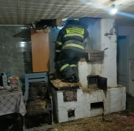 Ночной пожар в Ильинском: пожарные спасли дом от огня