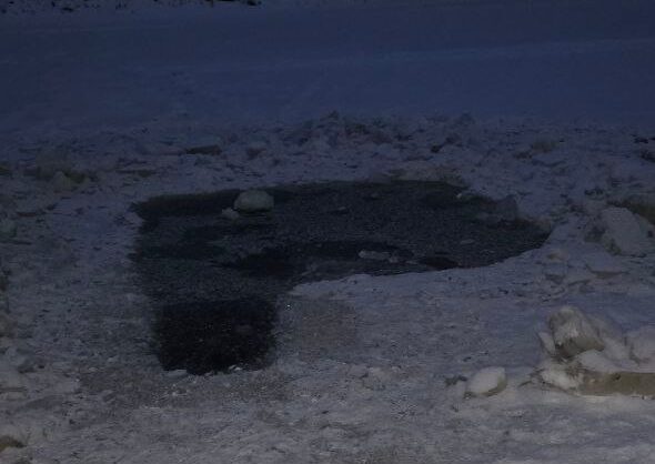 Невидимый капкан: опасную прорубь вырубили на реке в Олонецком районе