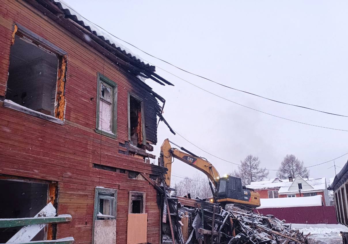 На улице Ломоносова в Петрозаводске идут работы по демонтажу аварийного здания