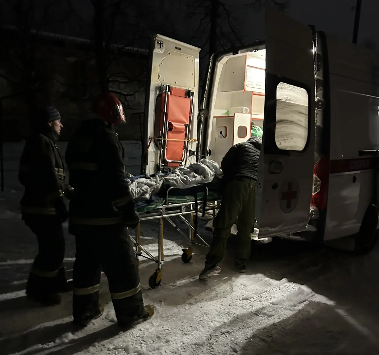 Пожарные Олонца приехали на помощь скорой