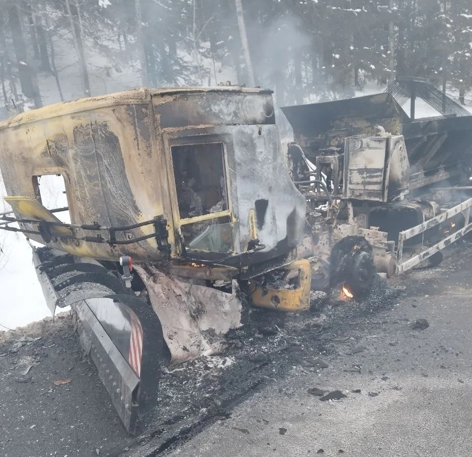 На трассе в Карелии полностью сгорел КамАЗ