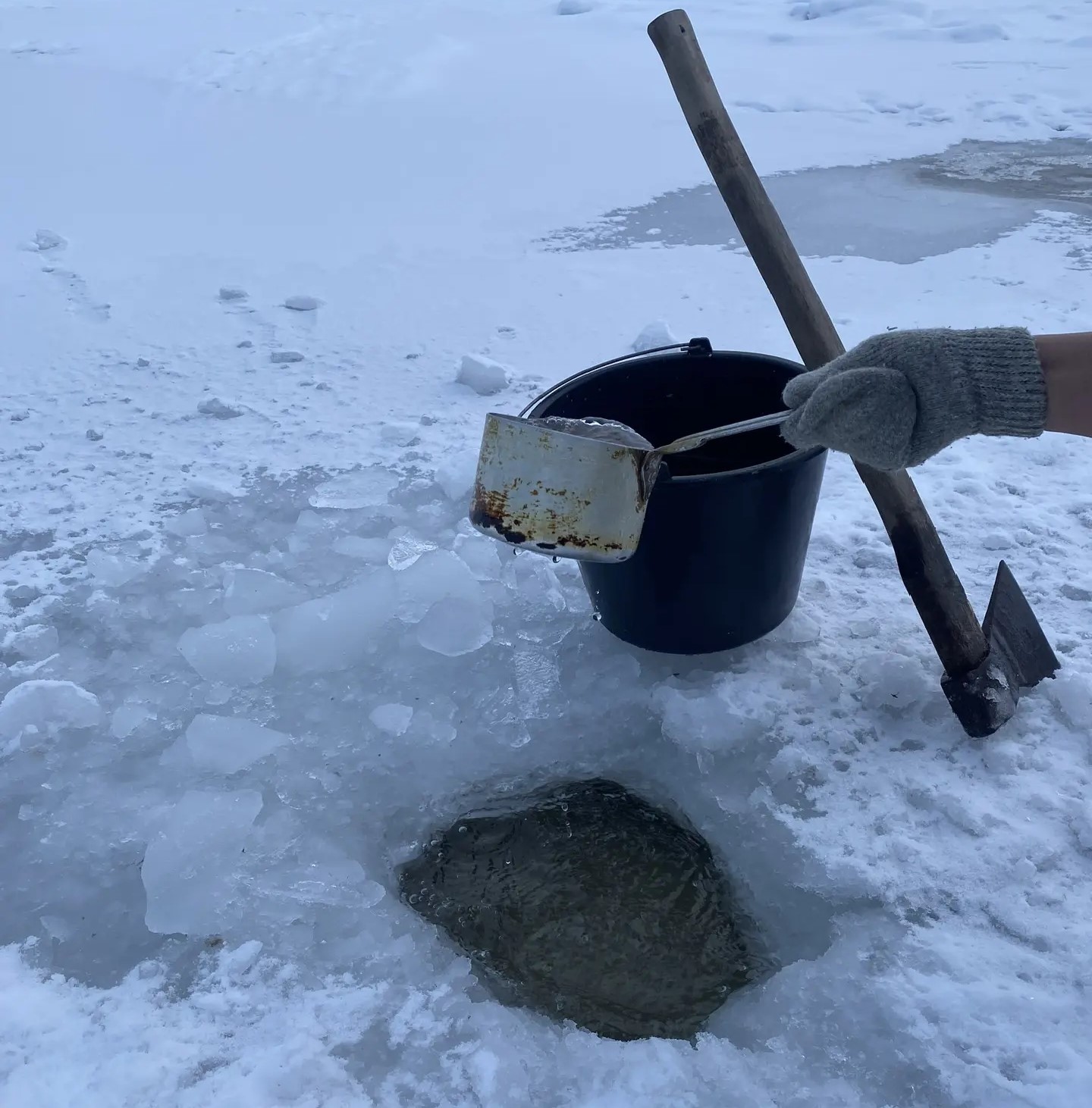 Жители поселка Пудожский ходят за водой в соседний поселок