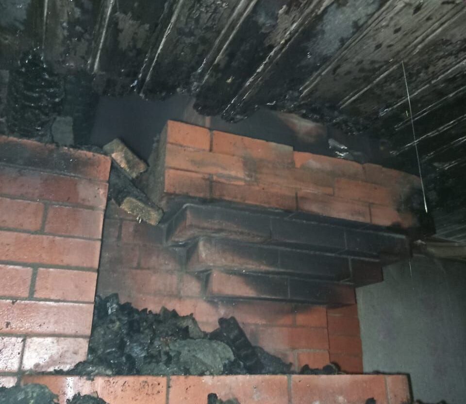 Пожарные спасли дом от огня в одной из деревень в Карелии