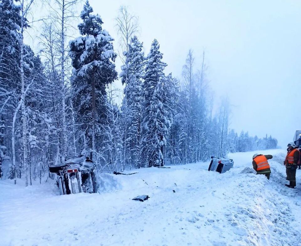 Две легковушки улетели в кювет с трассы «Кола» в Карелии