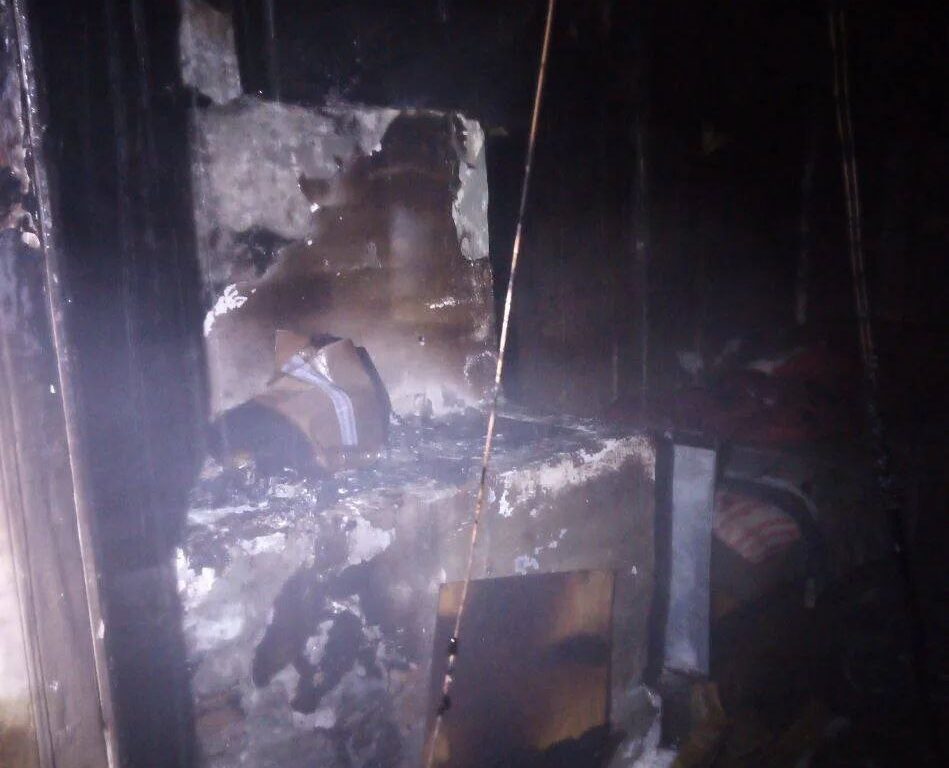 Пожарные медвежьегорского пожарно-спасательного гарнизона ликвидировали возгорание в частном доме