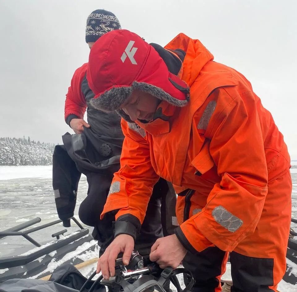 Спасатели подняли из воды утонувшего рыбака в Карелии