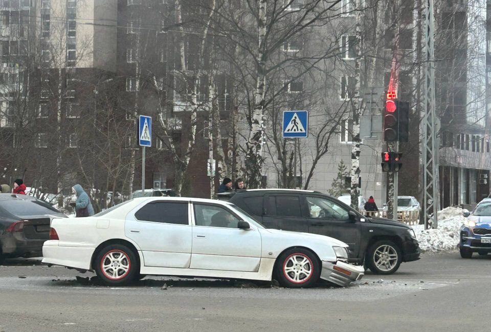 Иномарка протаранила дорожное ограждение в Петрозаводске