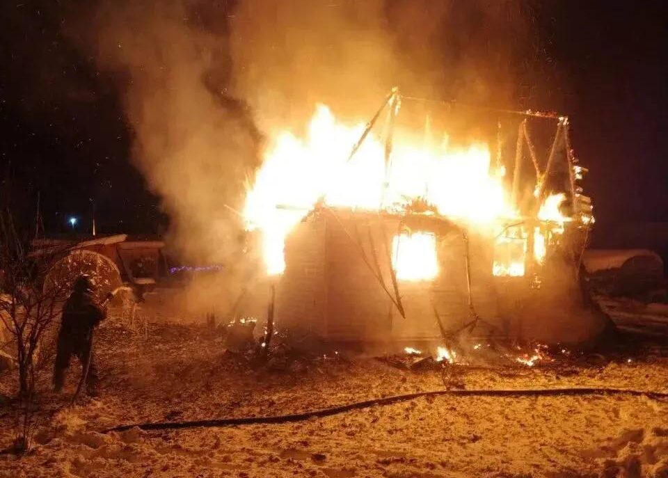 Частный дом полыхал в дачном кооперативе под Петрозаводском