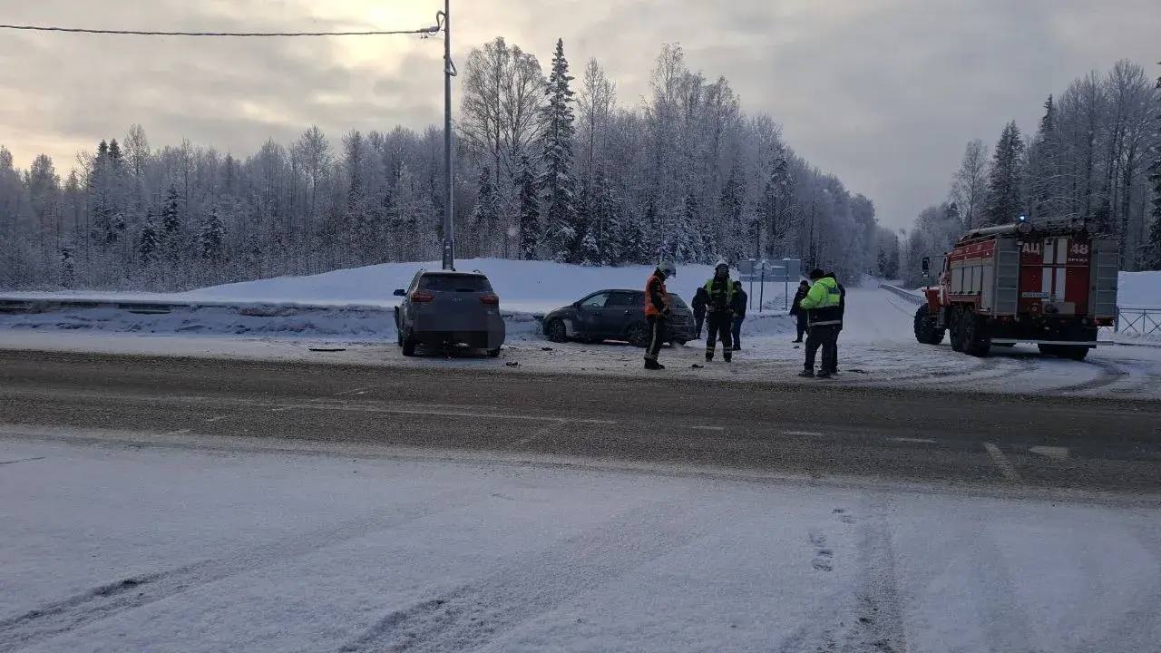 Две легковушки столкнулись на трассе в Карелии: пострадавший в больнице