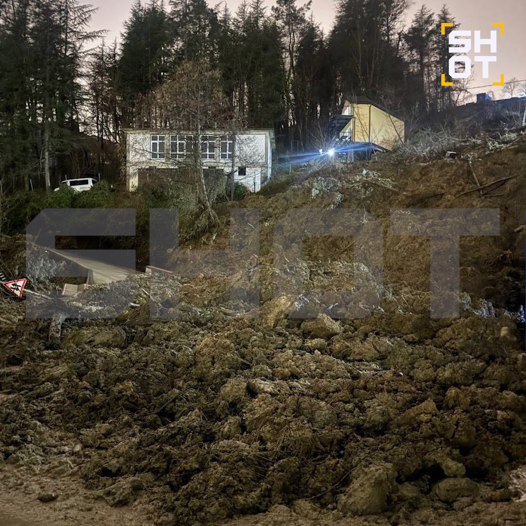 Мощный оползень перекрыл дороги в Сочи