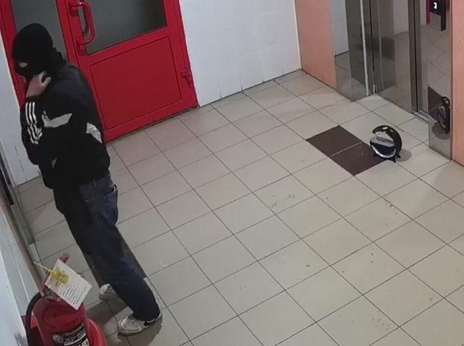 Мужчина в маске и с топором напал на человека в подъезде Петрозаводска