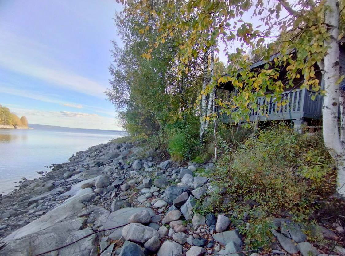 Землю отобрать, постройки снести: житель Костомукши на берегу озера построил баню и пирс