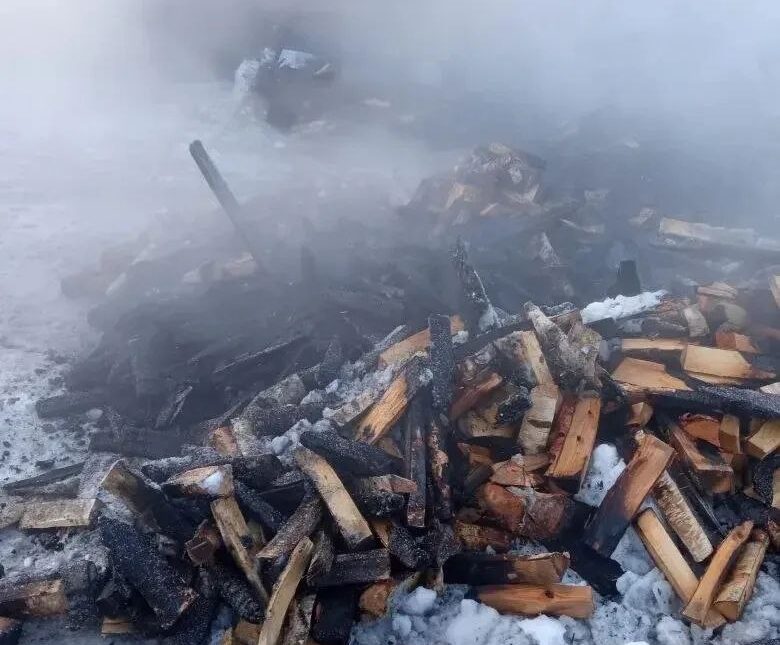 Огонь уничтожил хозблок в деревне Толвуя