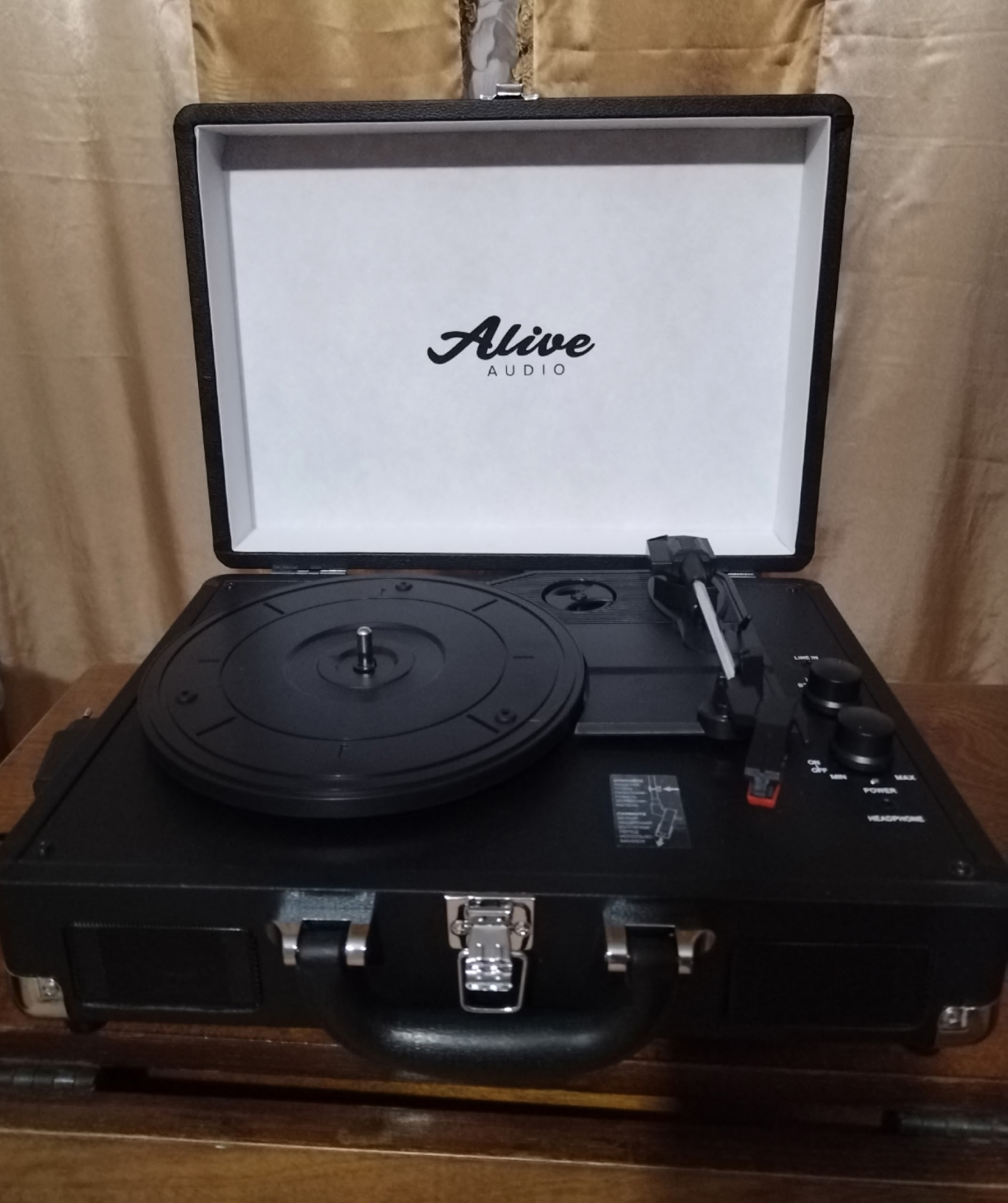 Ожившая история: жительнице Карелии подарили стилизованный старинный граммофон