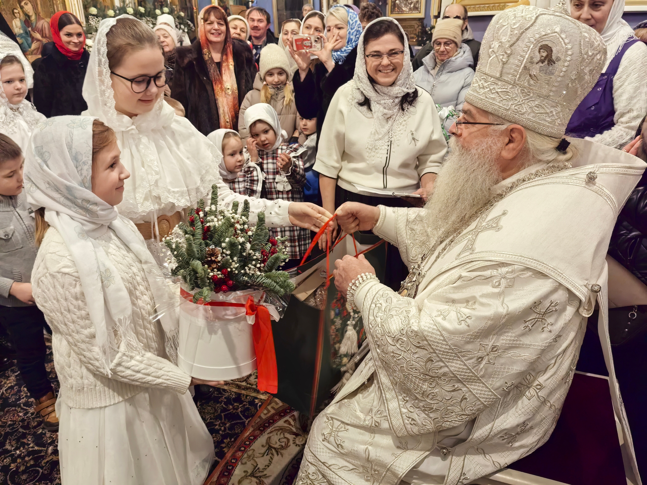 «Свет в детских улыбках»: маленькие прихожане поздравили владыку Константина с Рождеством
