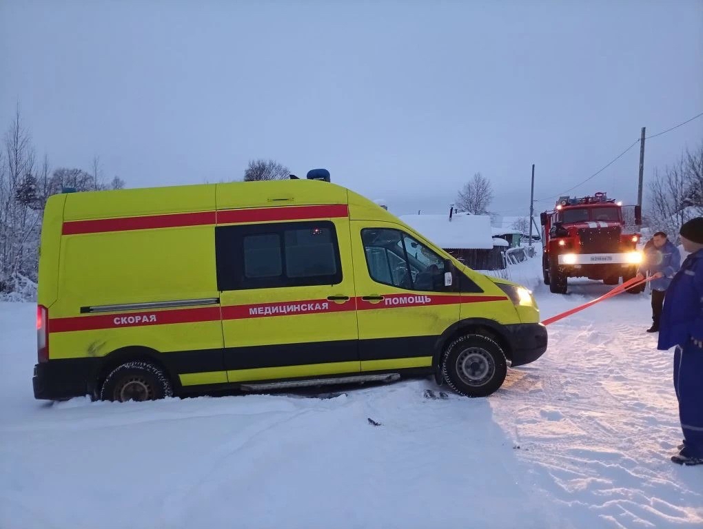 Машина скорой увязла в сугробе - на помощь пришли пожарные Беломорска