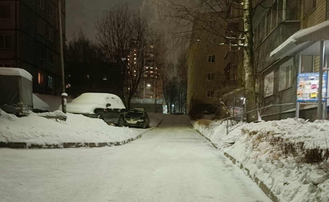 В это невозможно поверить. Пока Петрозаводск утопает в снегу, в городе нашелся идеально чистый двор
