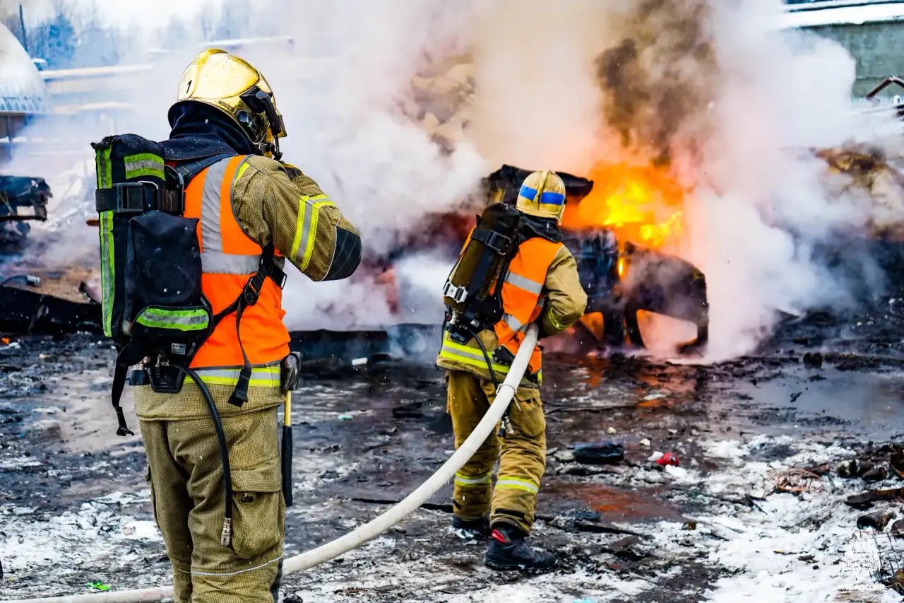 Тушили и деблокировали: стало известно, зачем пожарные МЧС Карелии кромсали искореженные авто