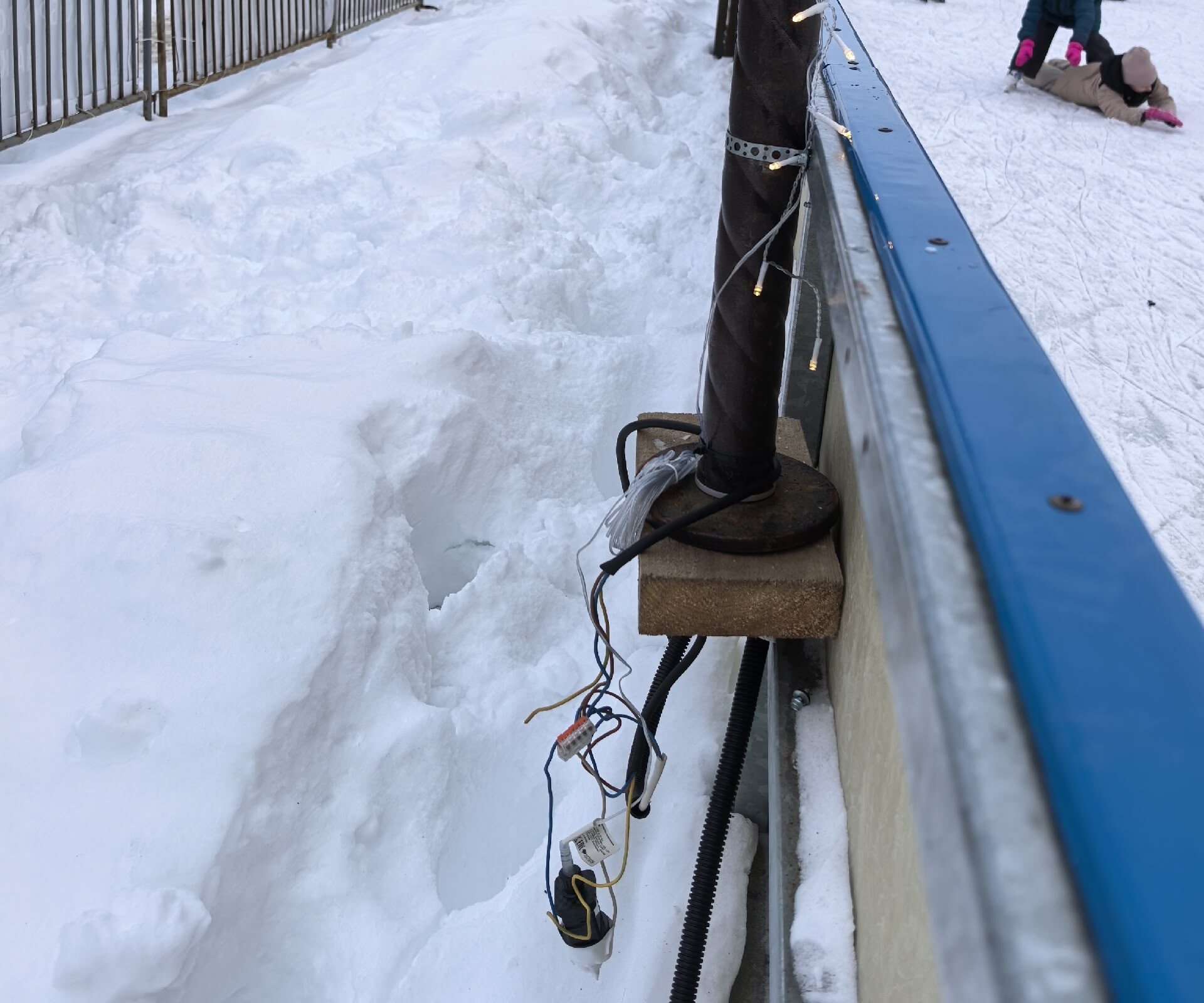 Жители Петрозаводска утверждают, что каток на площади Кирова травмоопасен