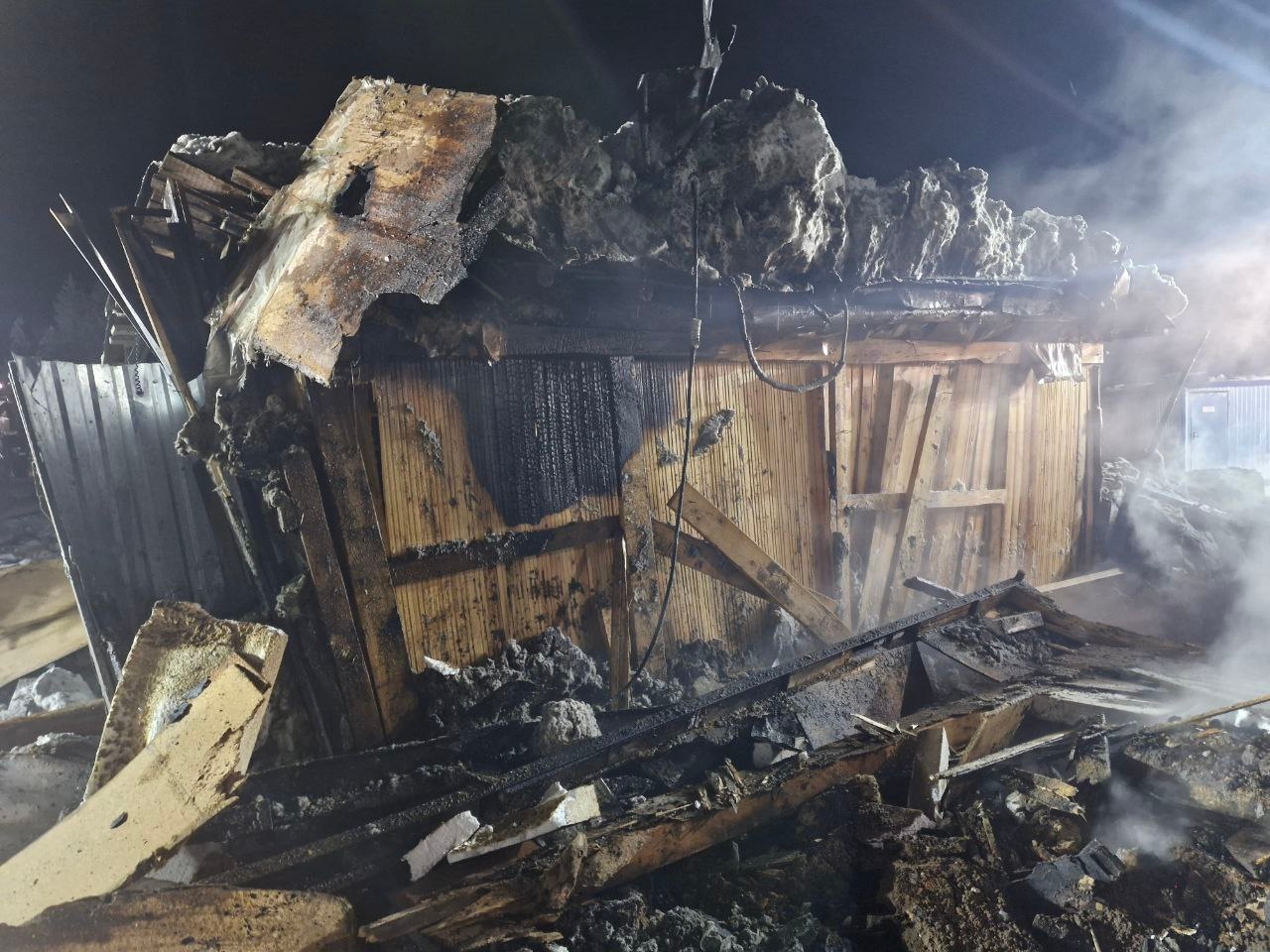 Пожарные успели потушить горящую бытовку рядом поселком в Карелии