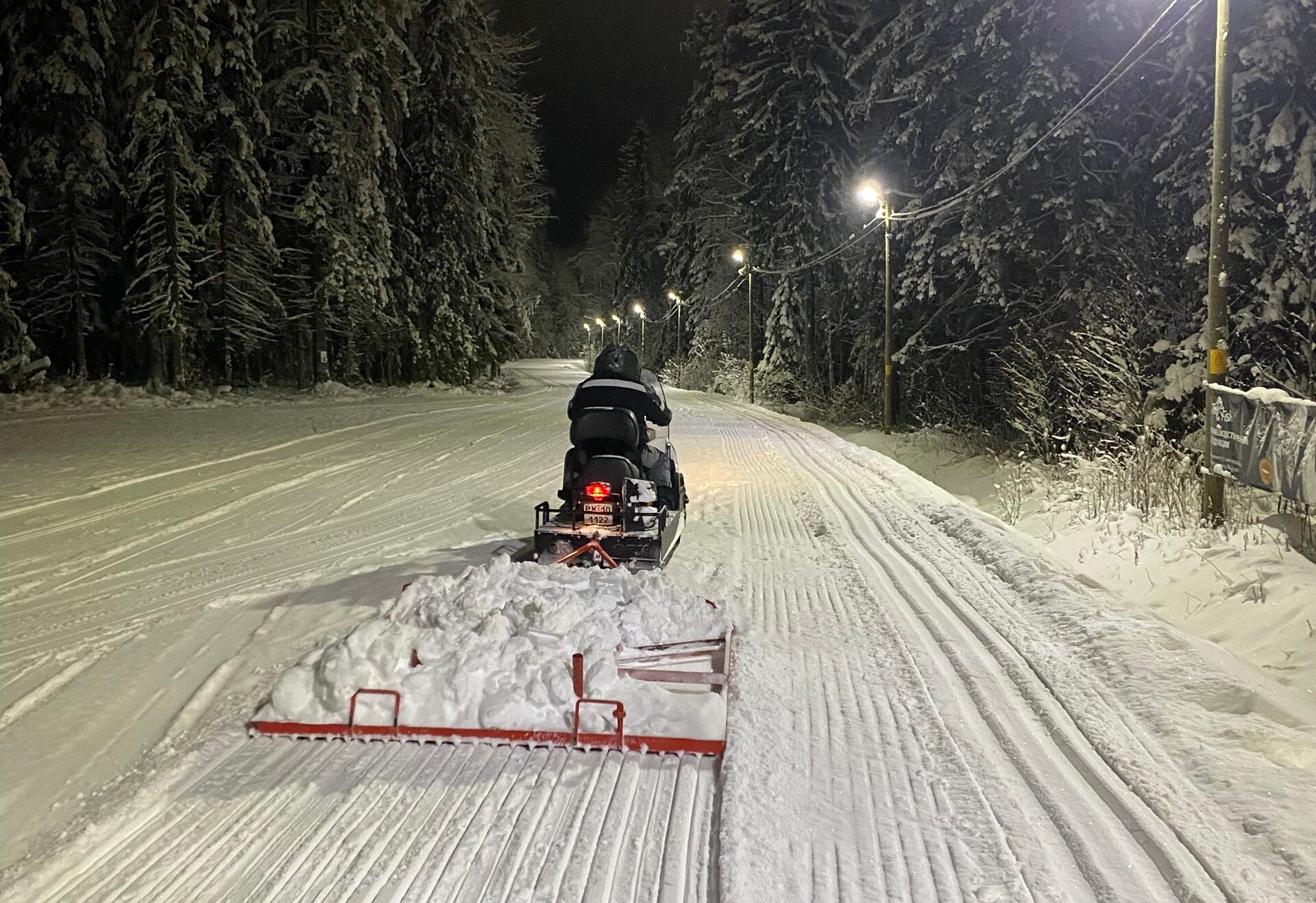 «Кто рано встает, тот сливки на лыжне снимает»: утрамбовку снега провели на трассе «Фонтаны»
