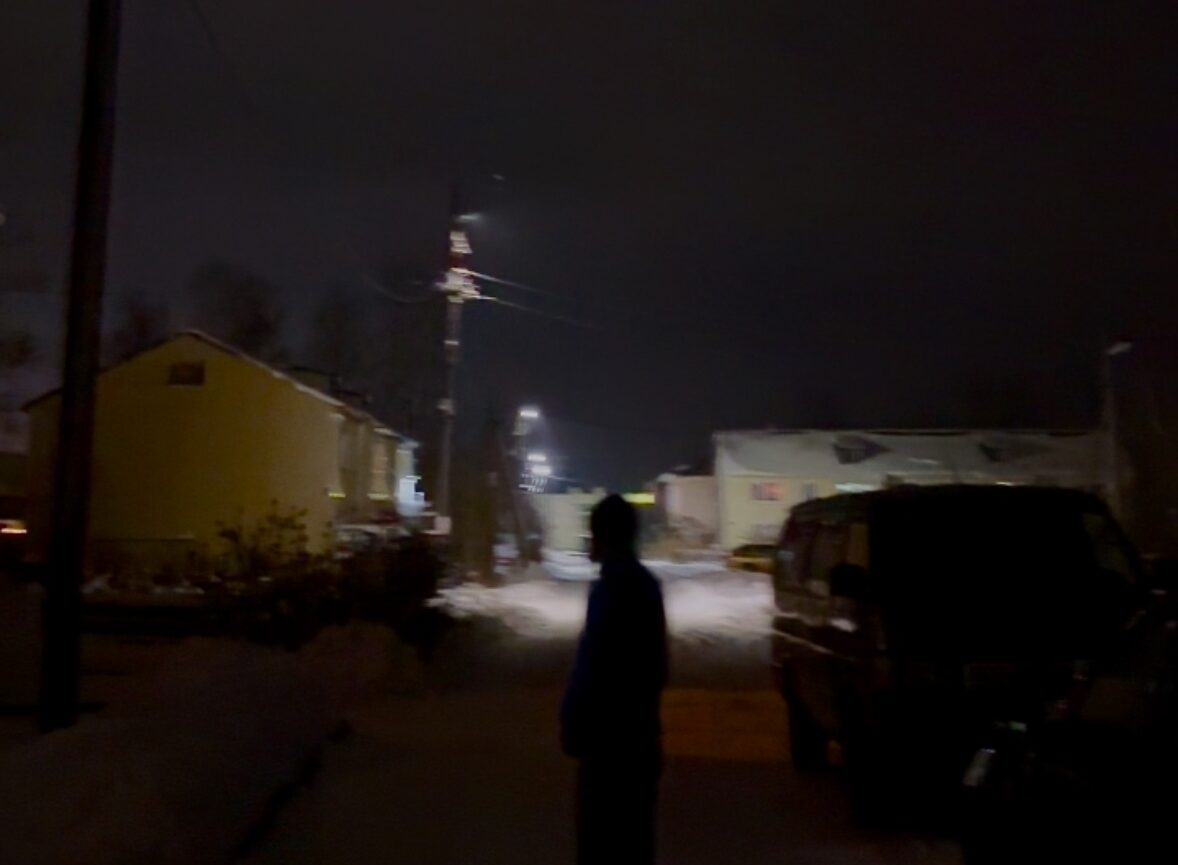 Детская площадка в деревне Карелии погрузилась в темень