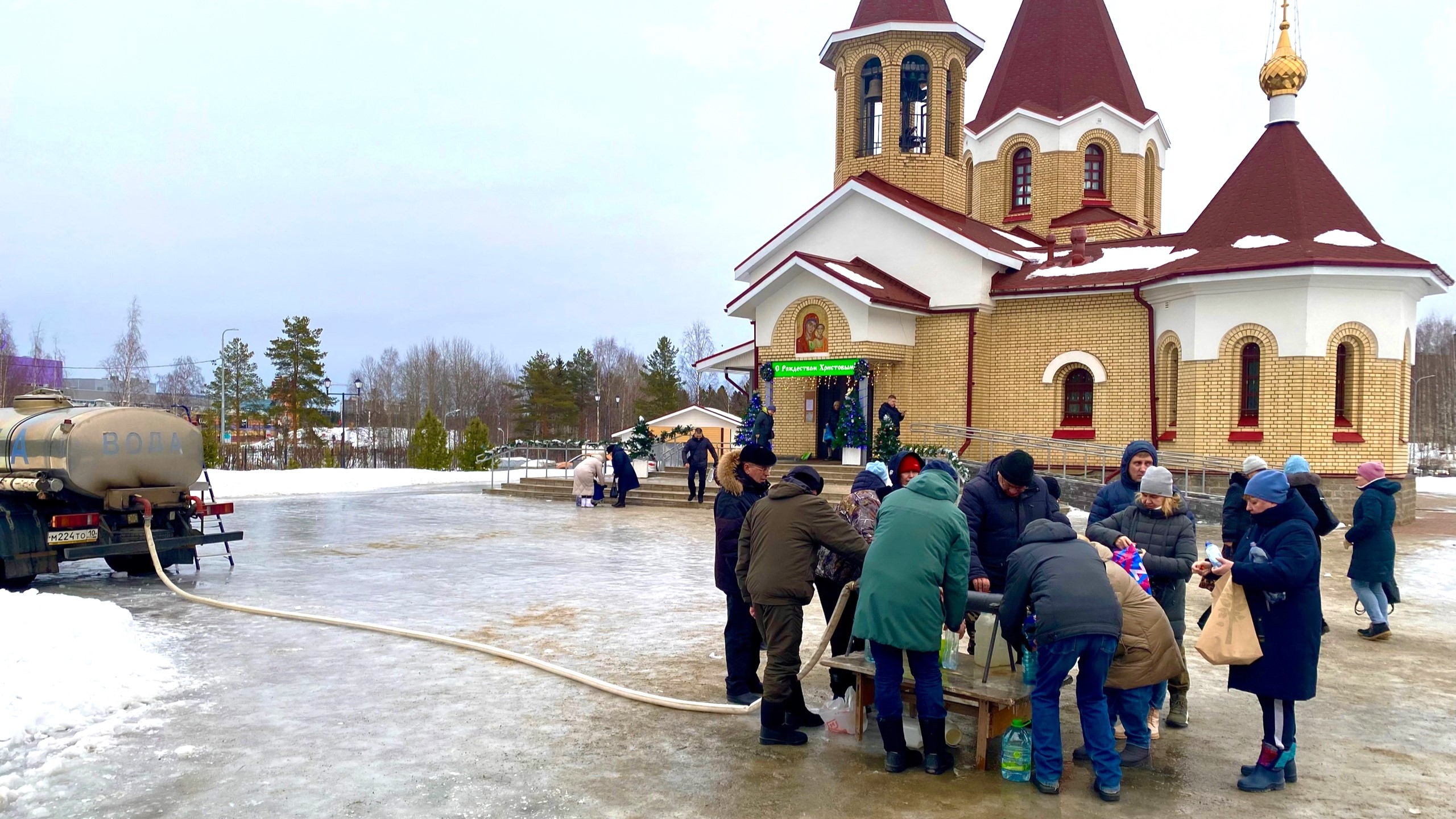 Добрая традиция: ПКС - Водоканал доставят воду на Крещение