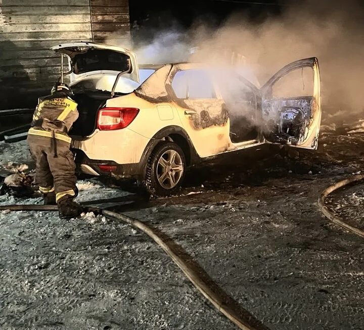 Появились фото с места пожара в Приладожье, где прошлой ночью сгорела легковушка