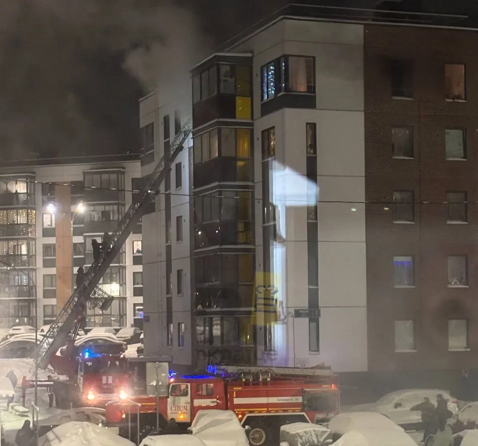 Недоброе начало Нового года: в Петрозаводске полыхает квартира в современном районе
