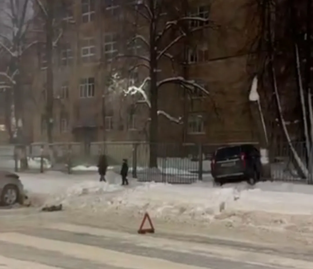 Прямиком в забор школы: жесткая авария произошла в центре Петрозаводска