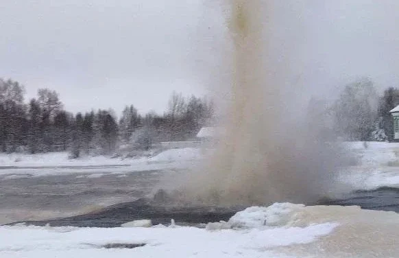Спасатели взорвали лед на реке Нижний Выг, чтобы избежать подтоплений в Беломорске