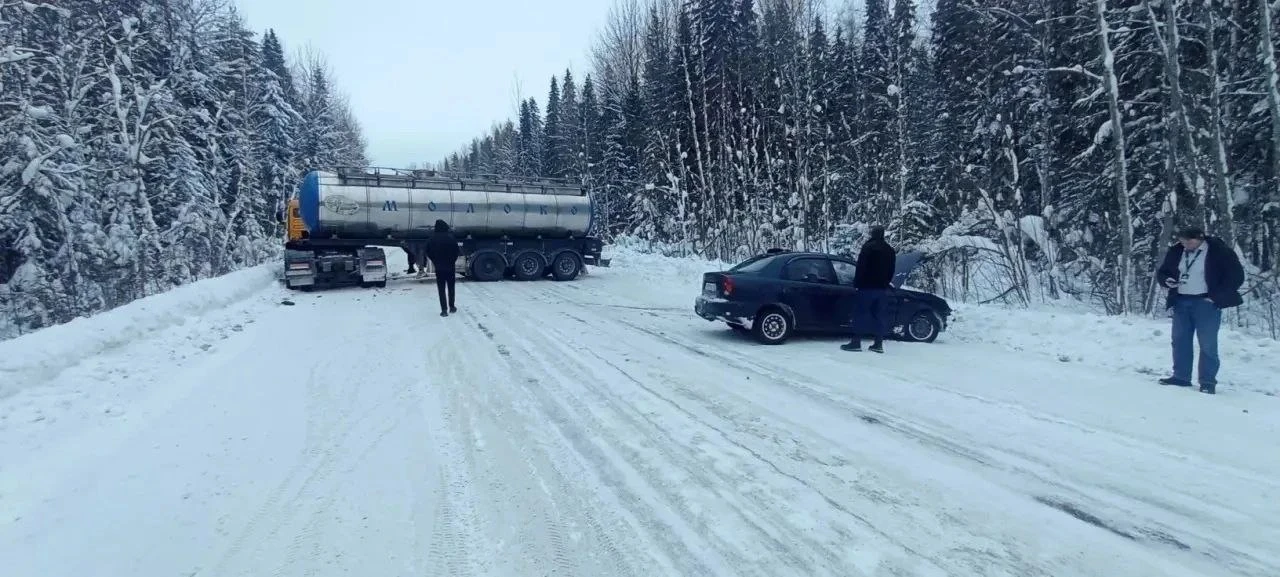 В Прионежье жестко столкнулись автоцистерна с молоком и легковушка