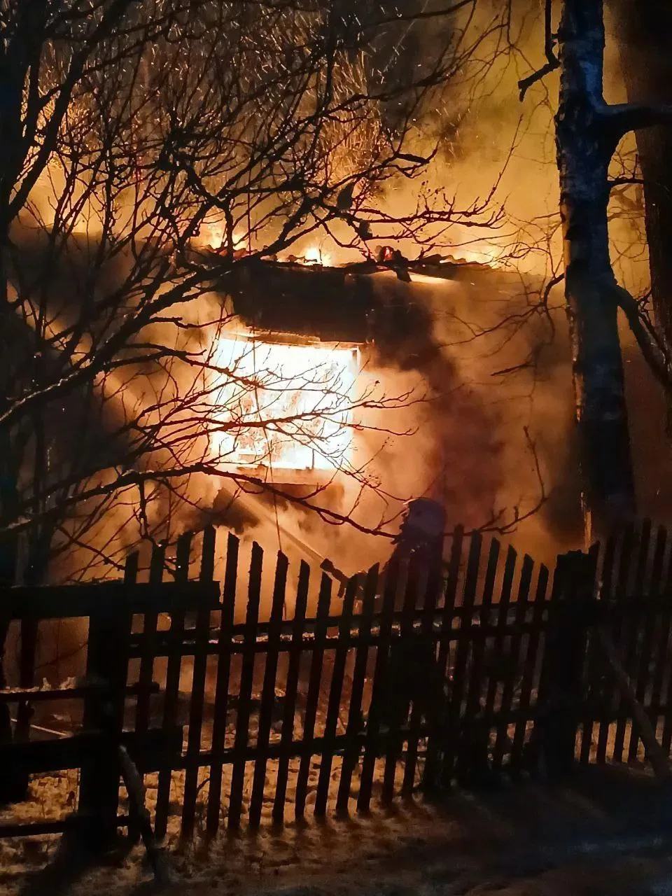 Жилой дом сгорел полностью в поселке Карелии