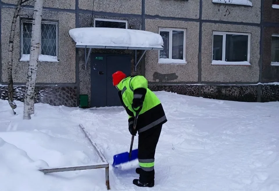 В Жилнадзоре Карелии напомнили, какие организации отвечают за уборку снега и наледи