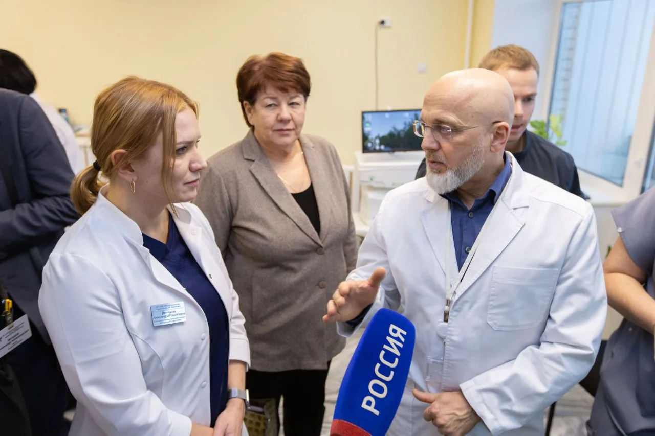 Шандалович и Билко оценили новое оборудование для реабилитации в больнице им. Баранова