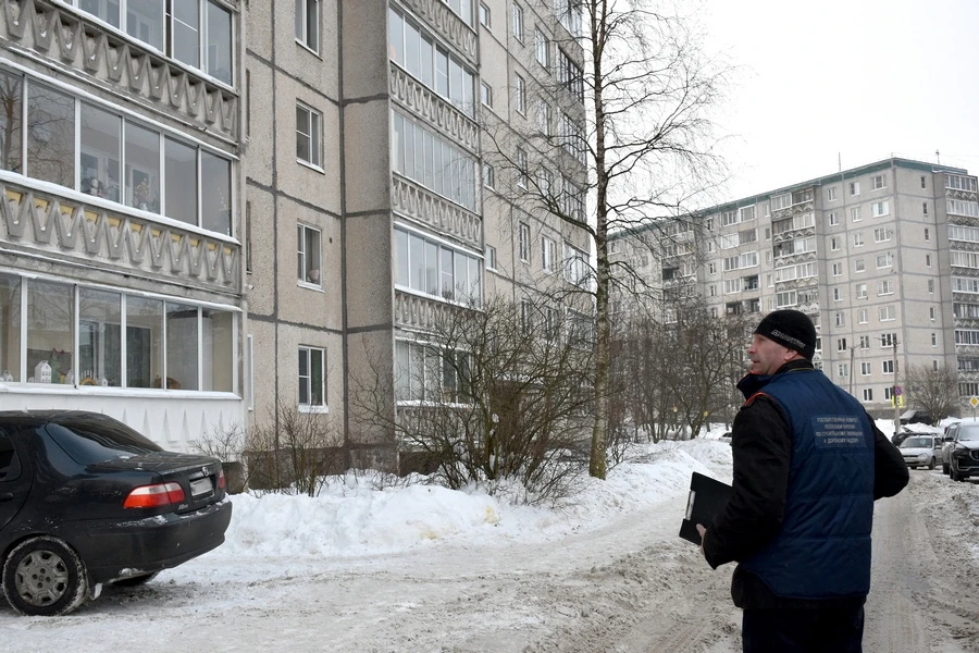 В петрозаводском микрорайоне Кукковка завершают подключение к теплу нескольких квартир после аварии