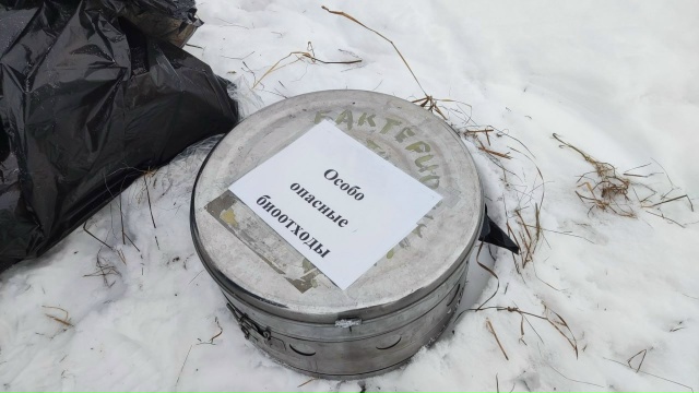 Специалисты по ветеринарии посетили жуткую ферму с трупами животных в Заозерье