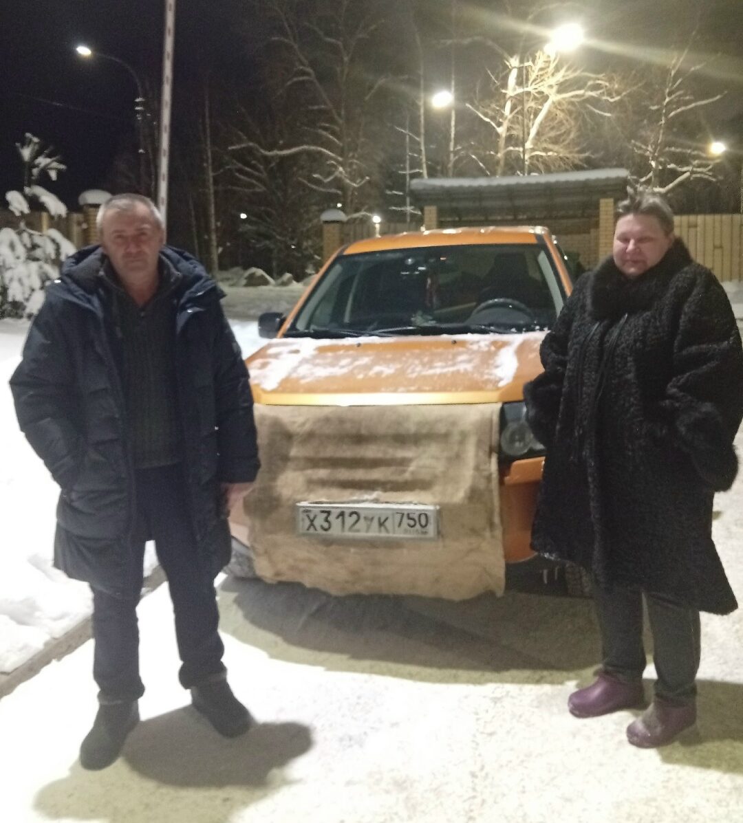 Гости Карелии помогли на трассе водителю сломавшего авто в мороз -25°С