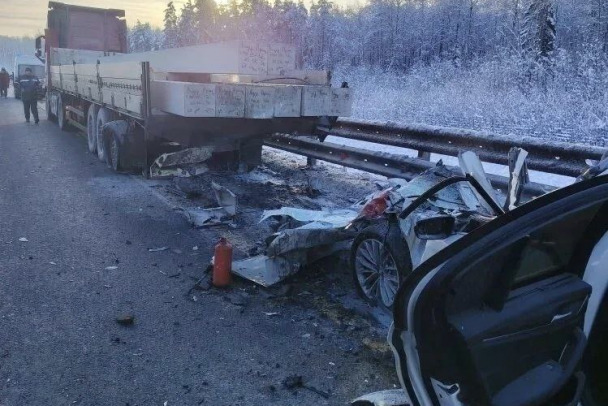 Два человека погибли рядом с Карелией, где из-за нескольких аварий встала трасса